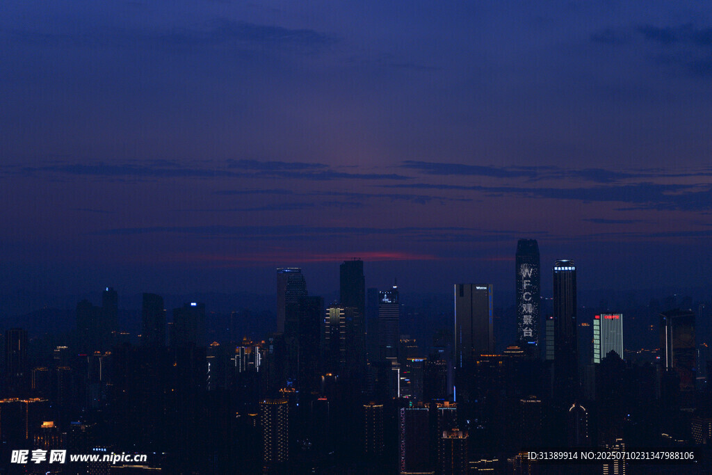 夜幕下的繁华都市景观