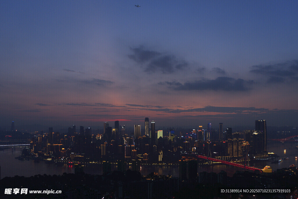 城市黄昏夜景璀璨灯火