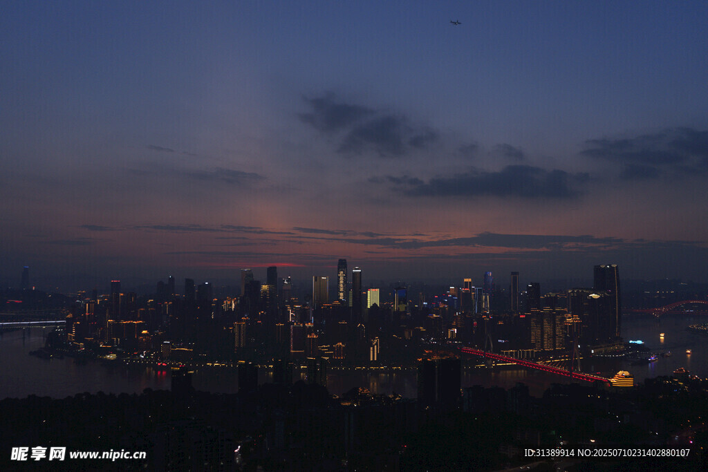 夜幕下的繁华都市景观