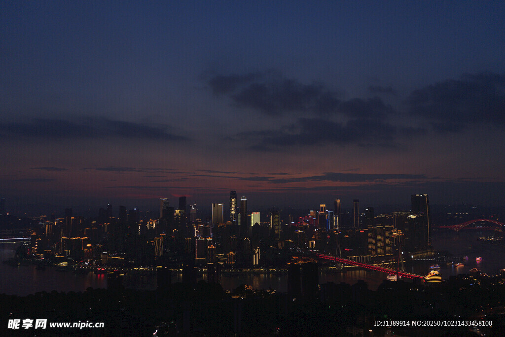 夜幕下的繁华都市景观