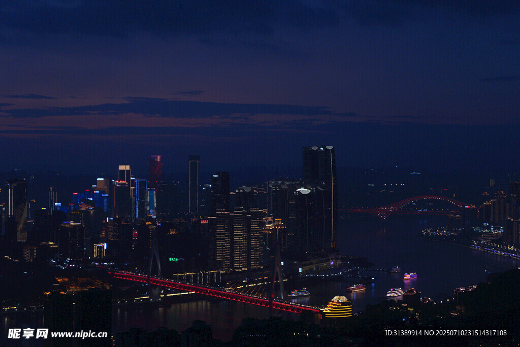 山城夜景璀璨灯火辉煌