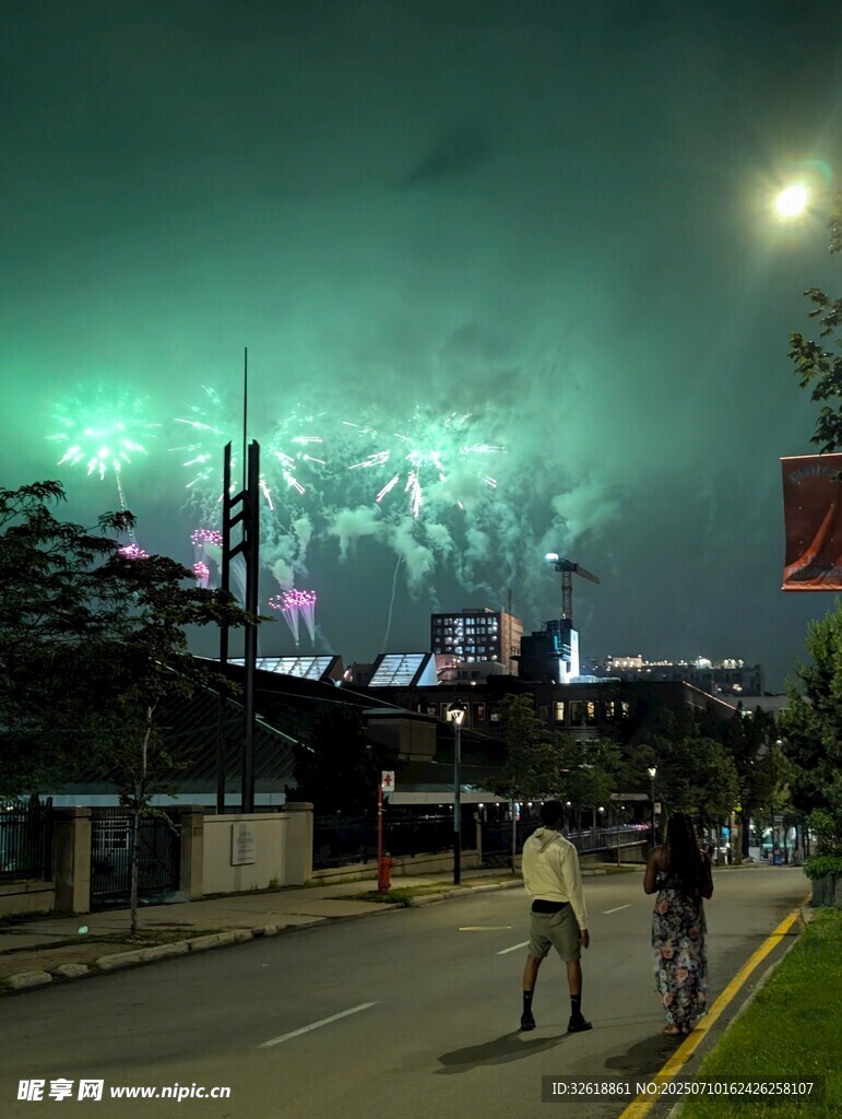 夜赏绚烂烟花下的街道