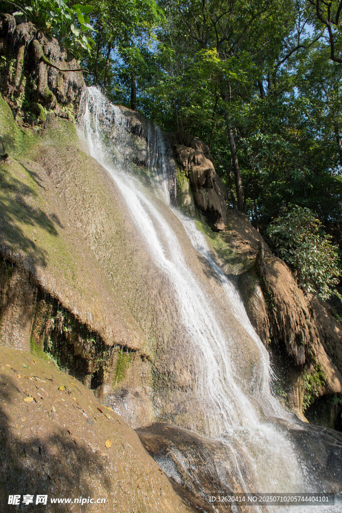 山间瀑布美景