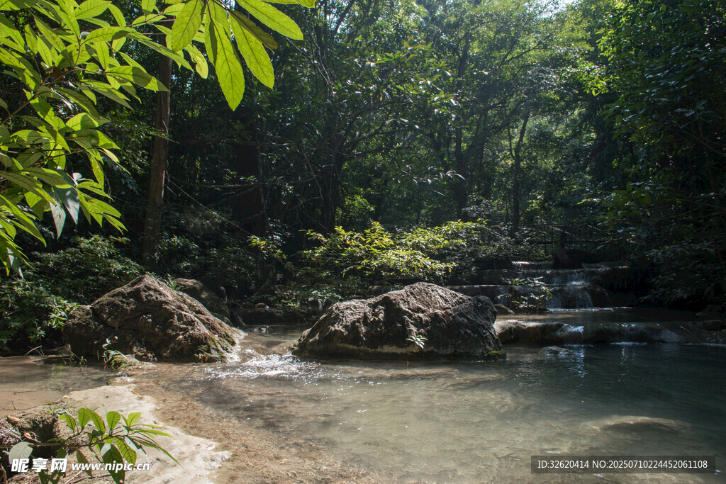 山林间清澈溪流美景