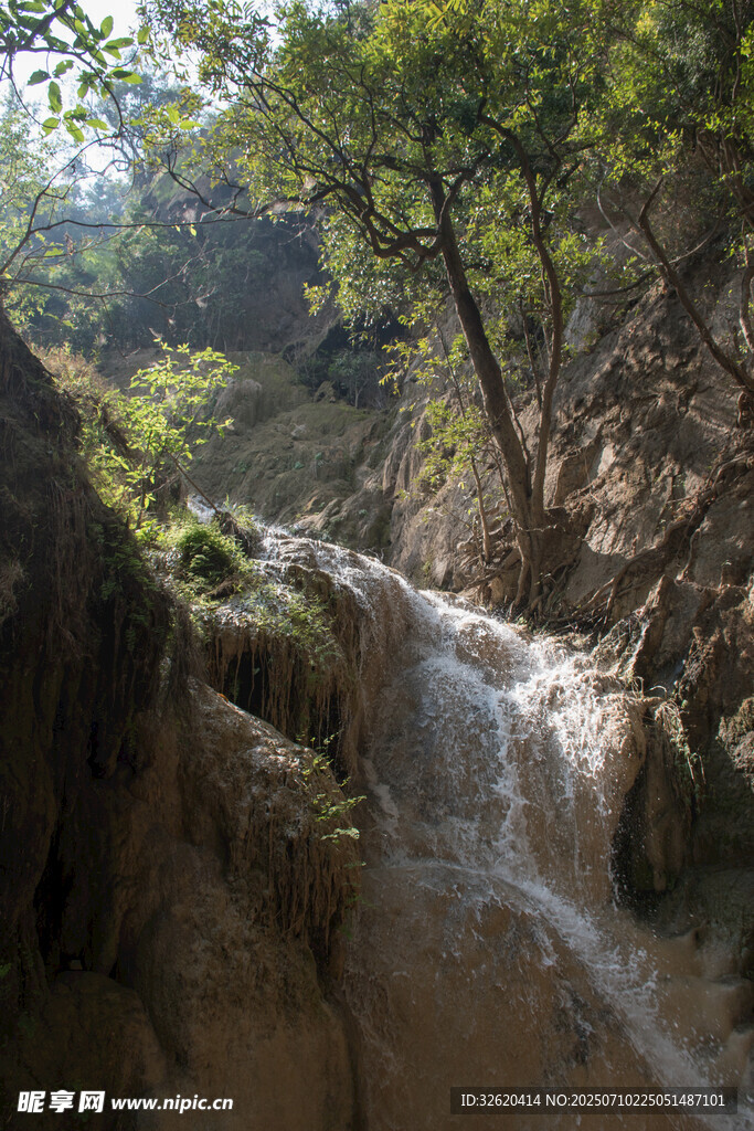 山间瀑布美景