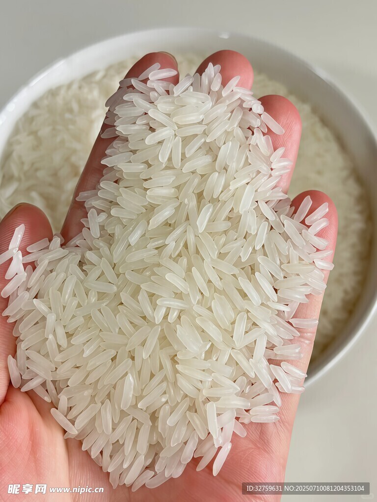 手中晶莹长粒香大米