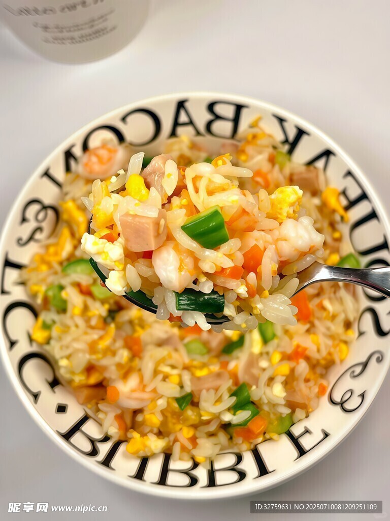 美味虾仁炒饭摆盘精致