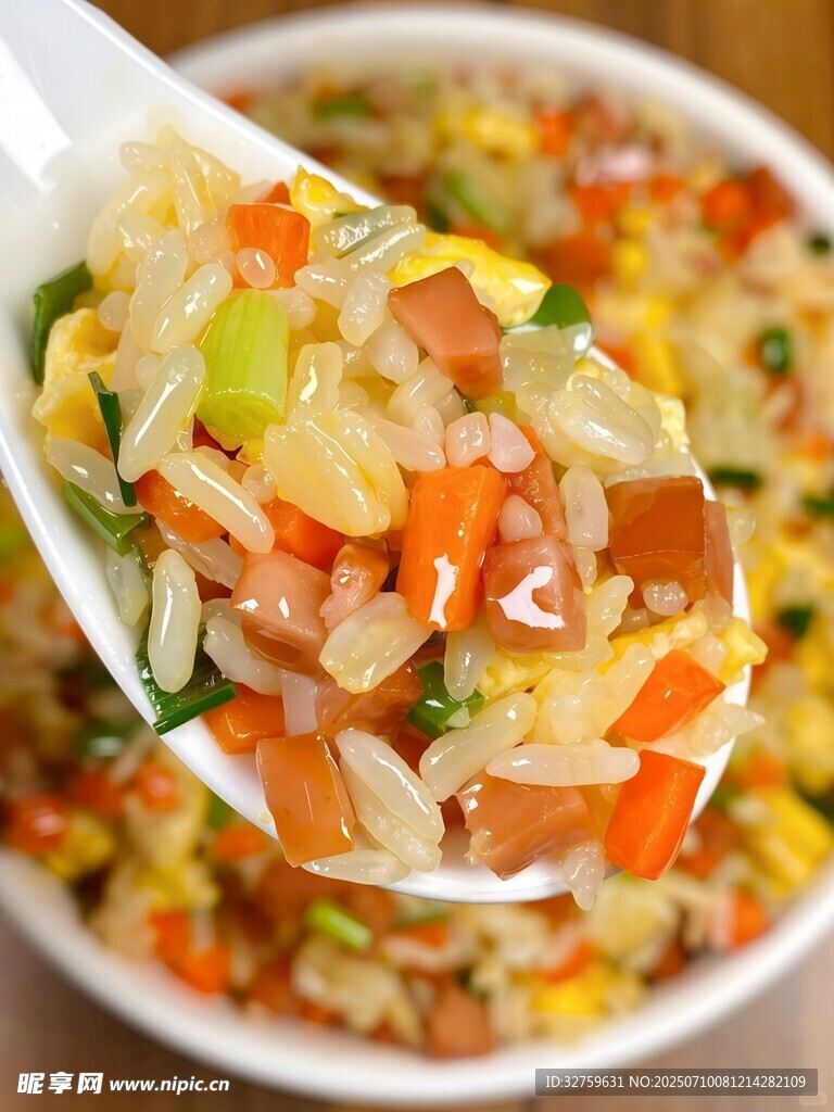 美味蔬菜炒饭一勺盛起