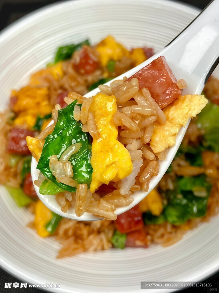 美味蔬菜炒饭一勺盛起