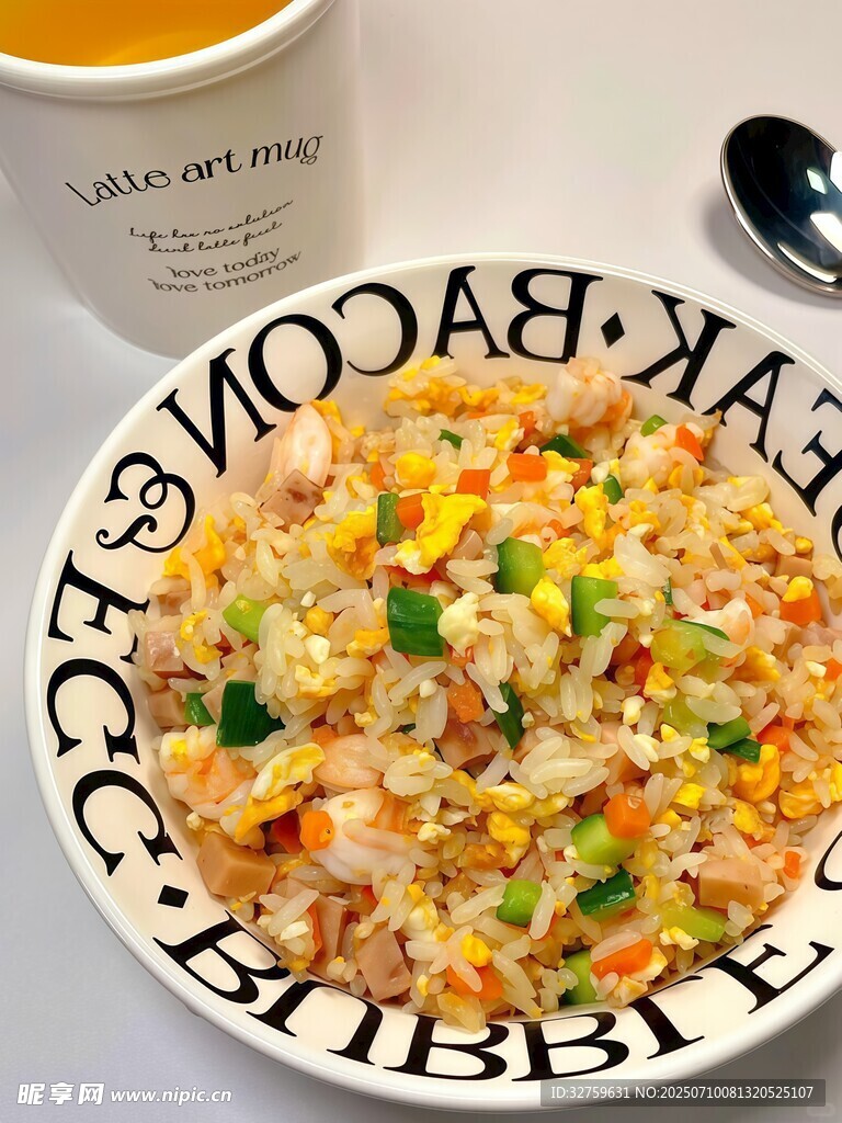 美味蔬菜炒饭摆于精致盘