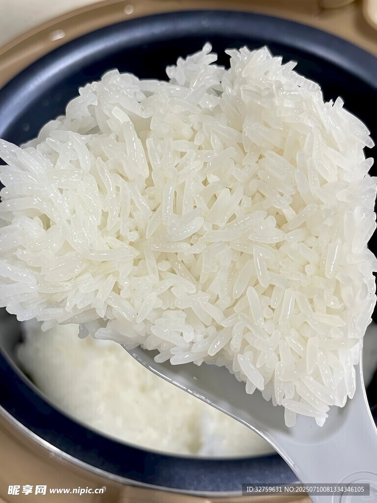 一碗松软白米饭