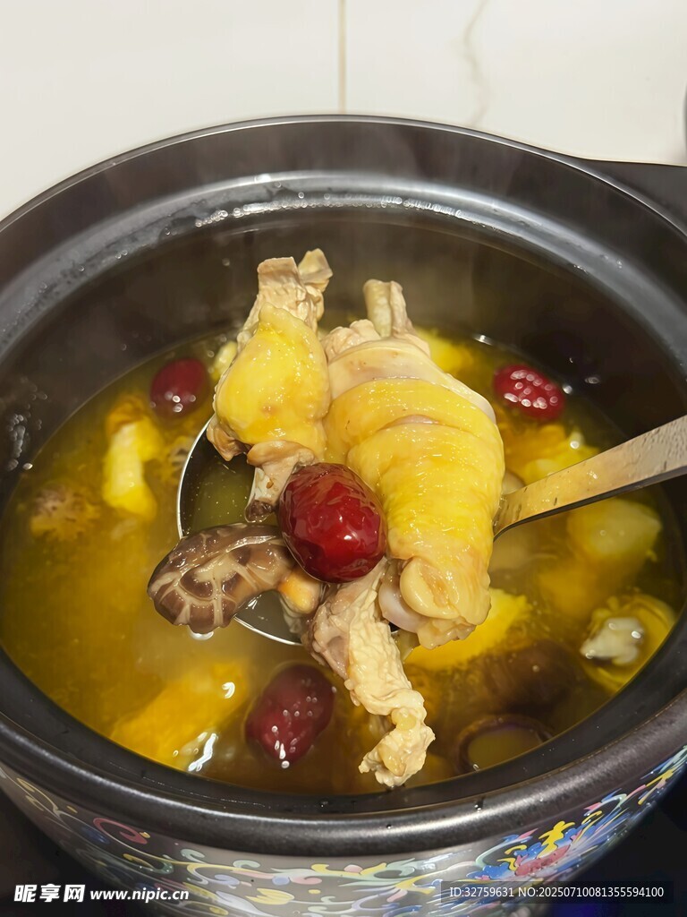 滋补鸡汤砂锅炖煮中