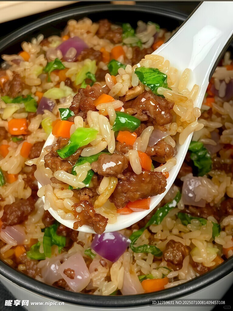 美味什锦炒饭一勺盛起