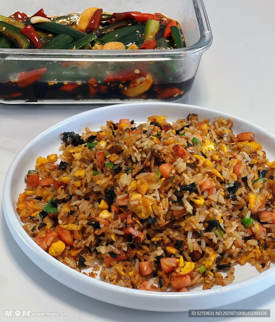 美味炒饭与多样配菜