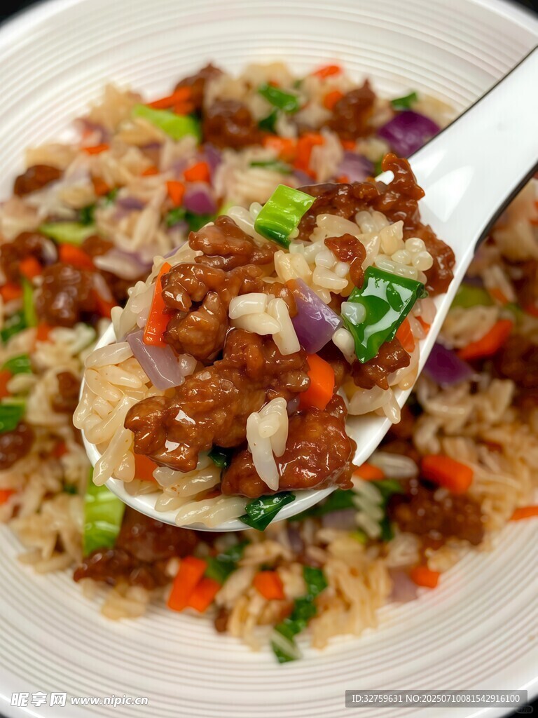 美味炒饭一勺盛起