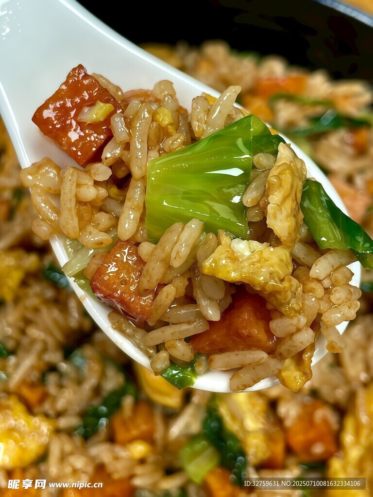 美味蛋炒饭盛于白勺中