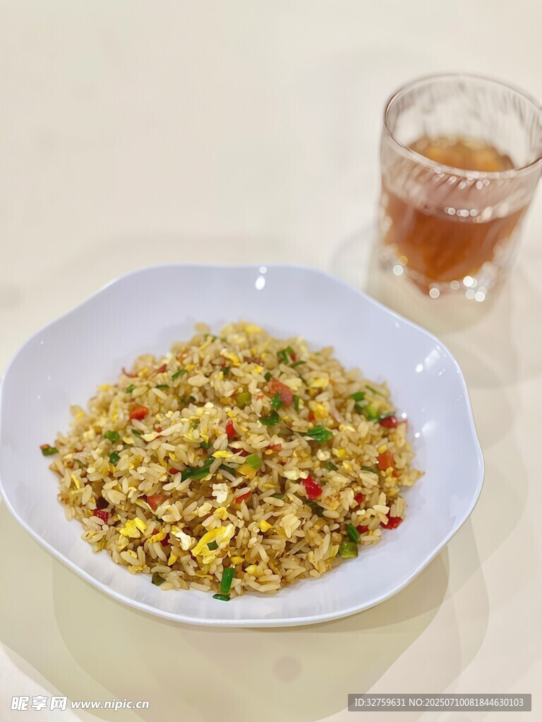美味蛋炒饭配一杯饮品