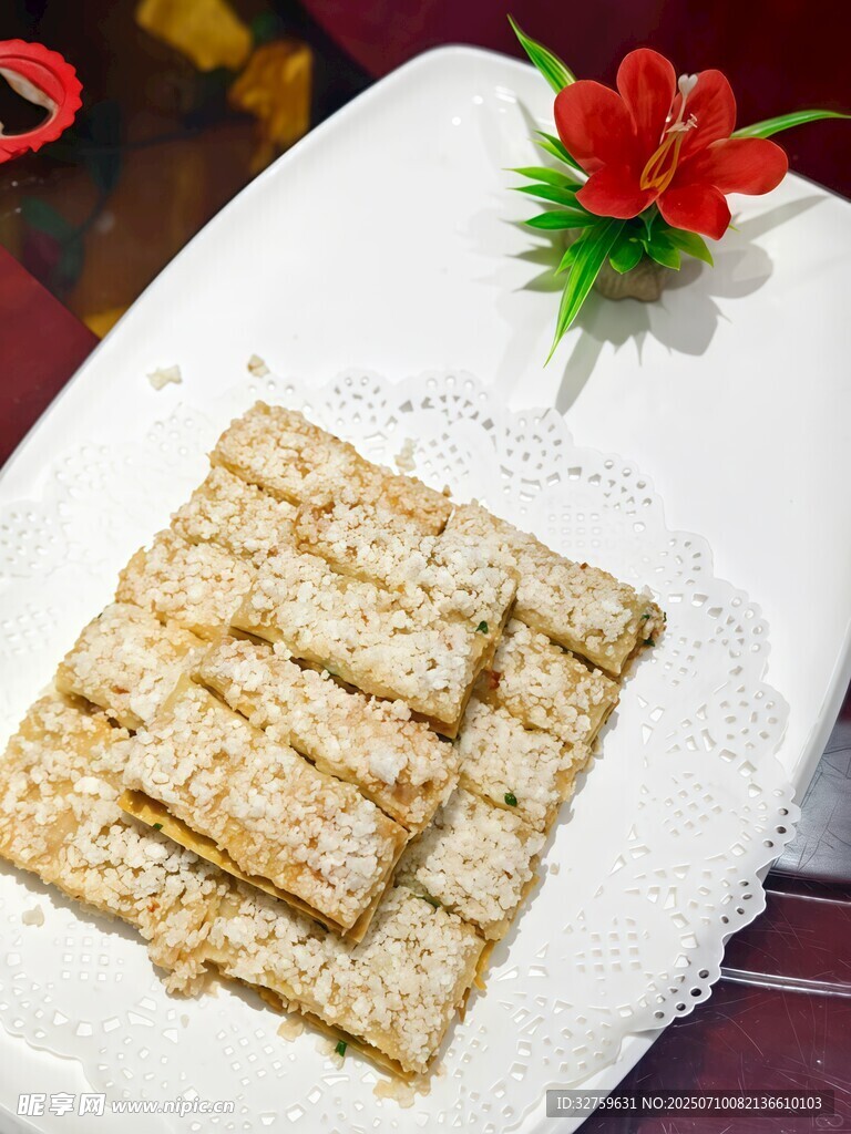 美味芝麻酥整齐摆于盘上