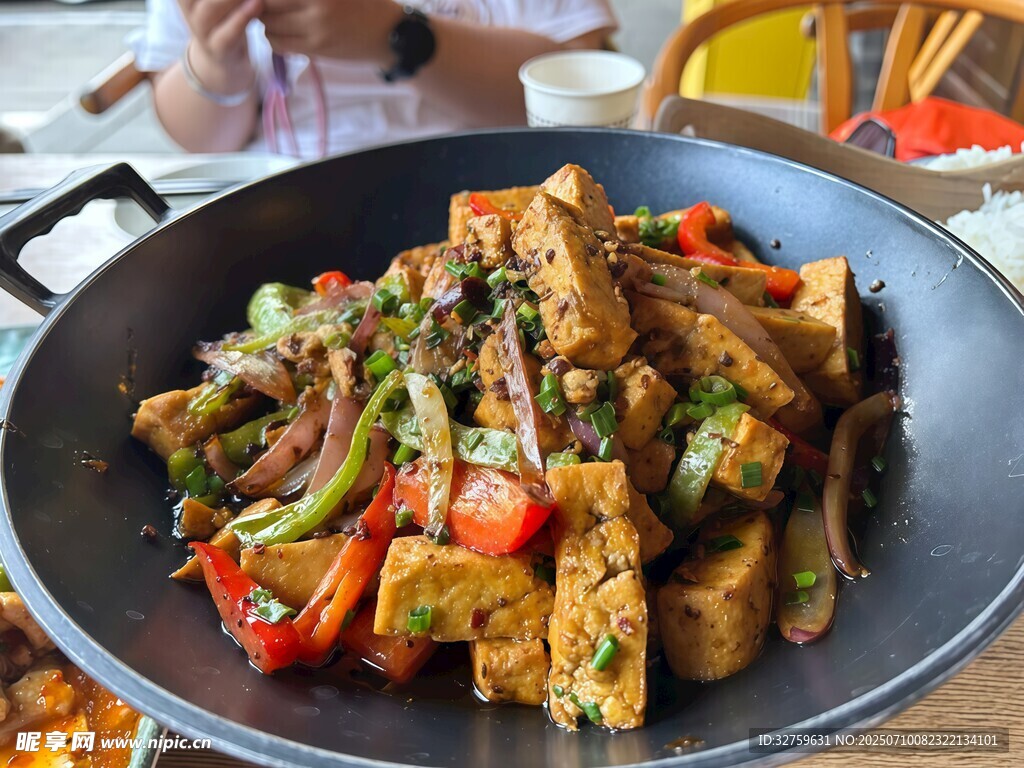 美味香煎豆腐配多彩蔬菜