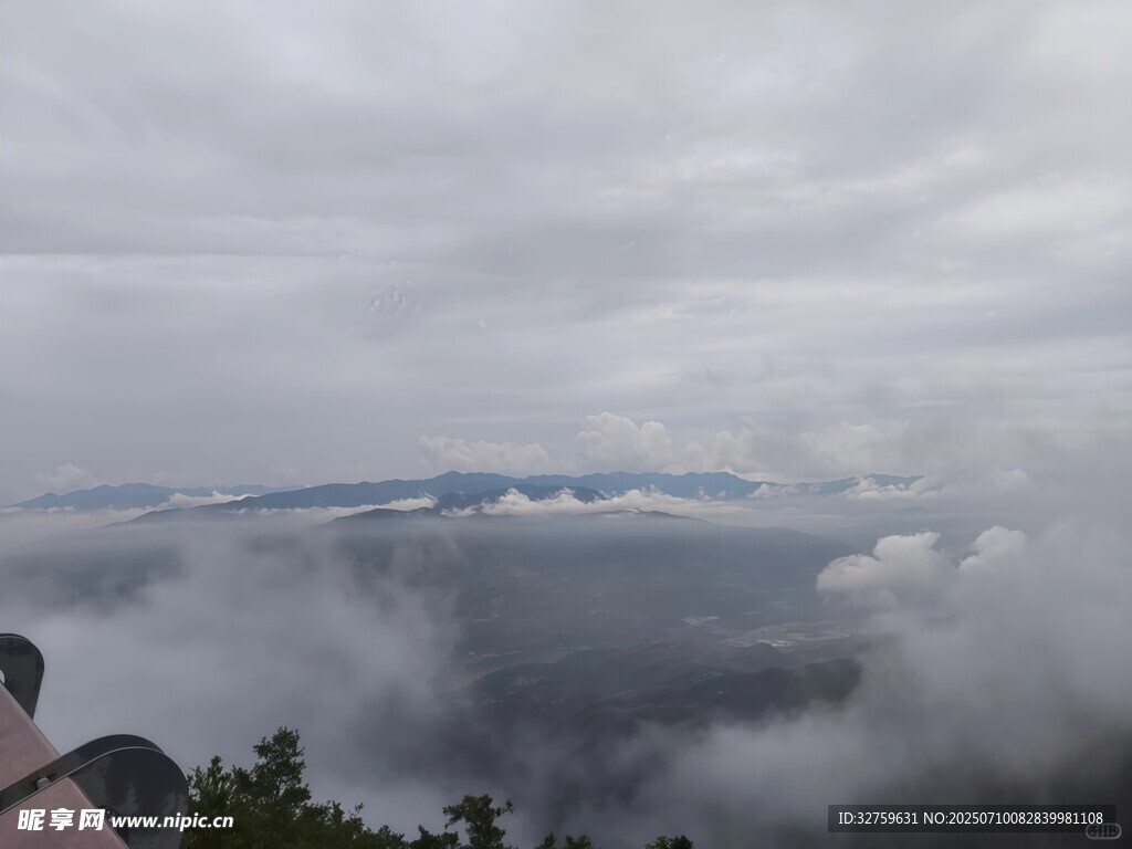 云雾缭绕的山间景致