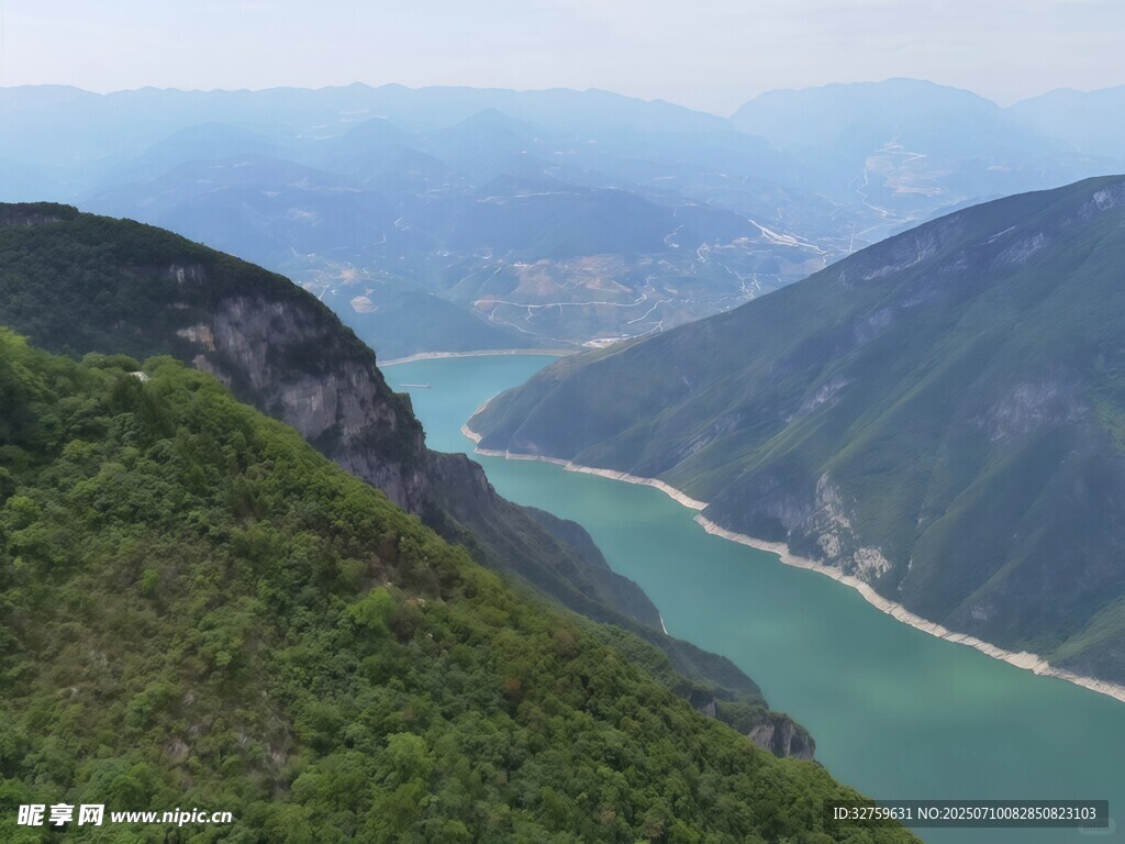 高山间的碧绿河流景观