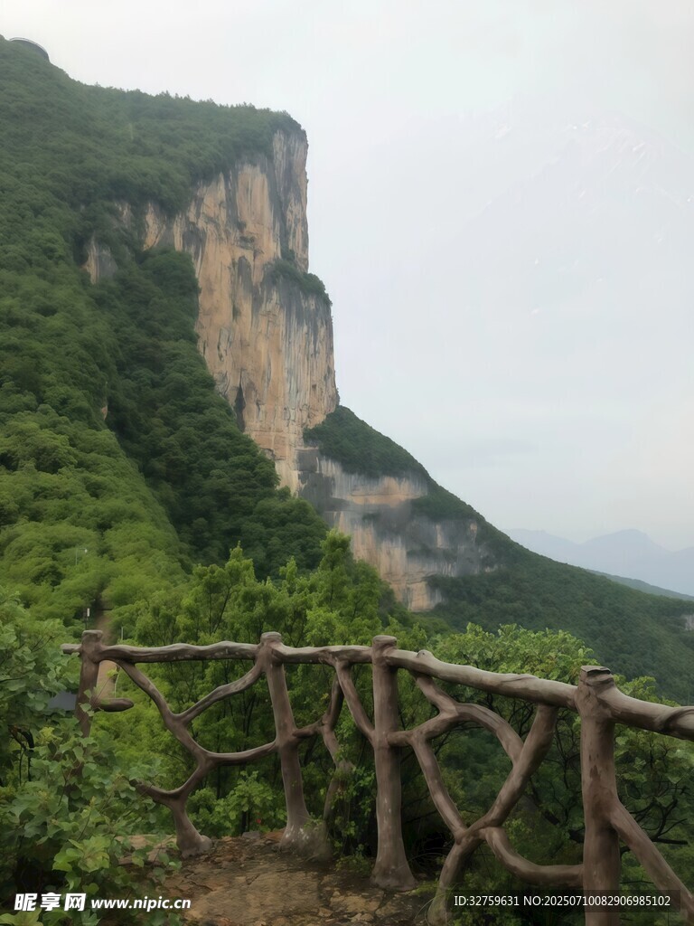 山间悬崖旁的木质观景处