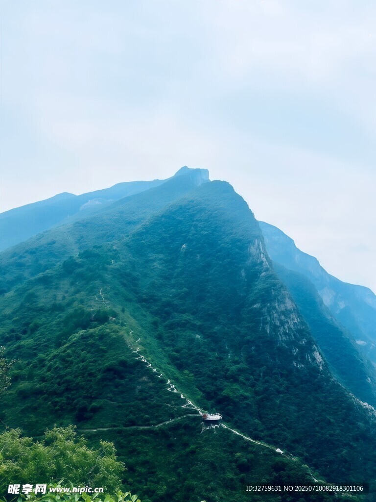 青山蜿蜒公路穿行