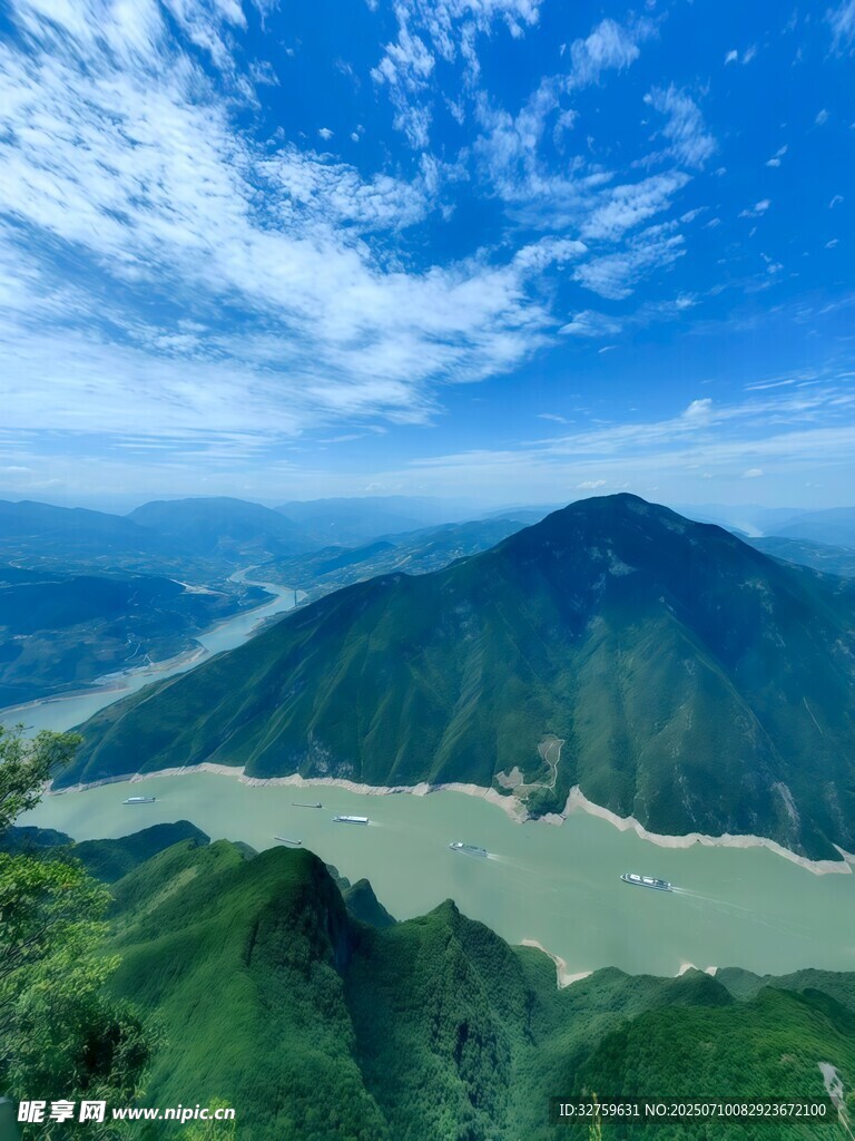 青山绿水间的壮阔江景