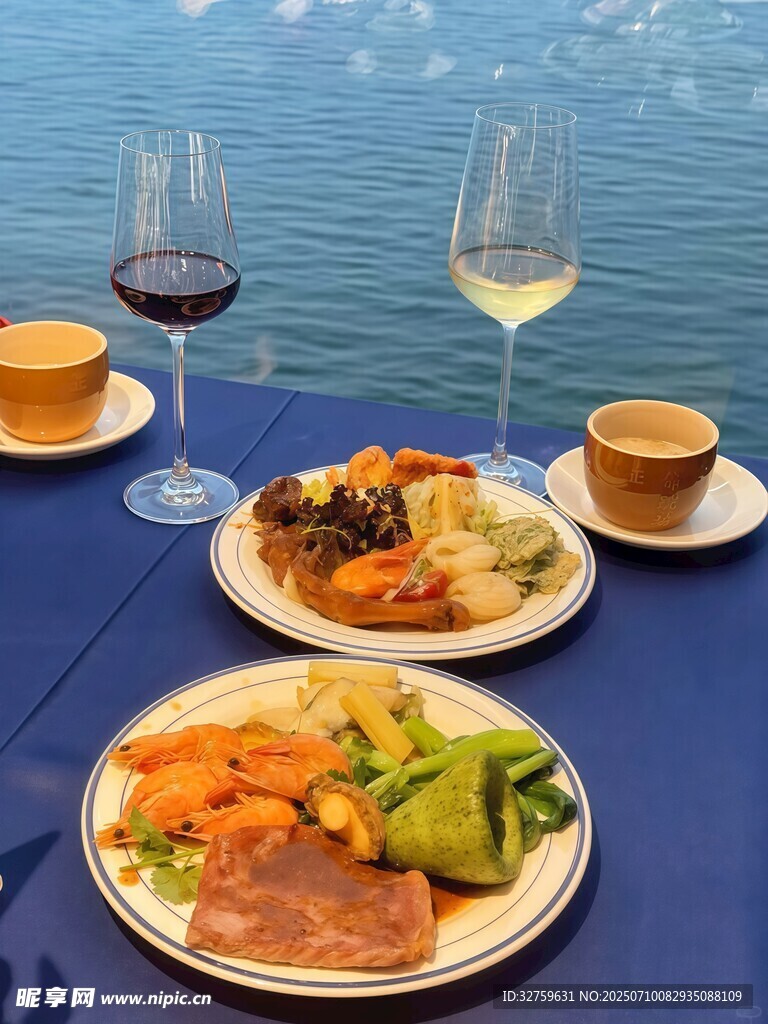 海景餐桌的美味餐食