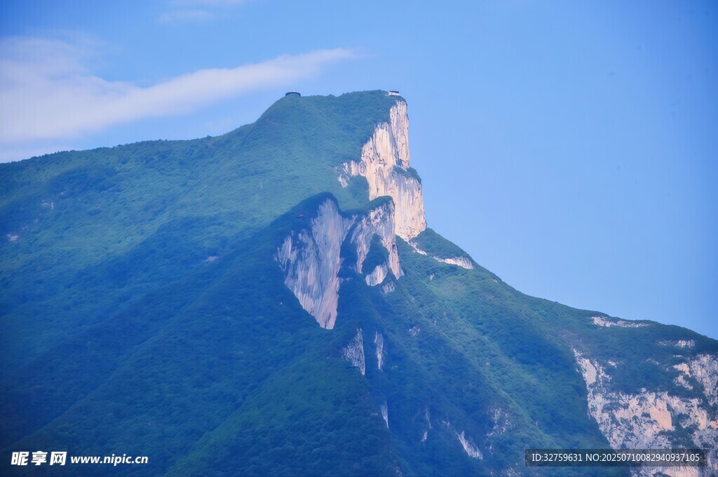 巍峨青山