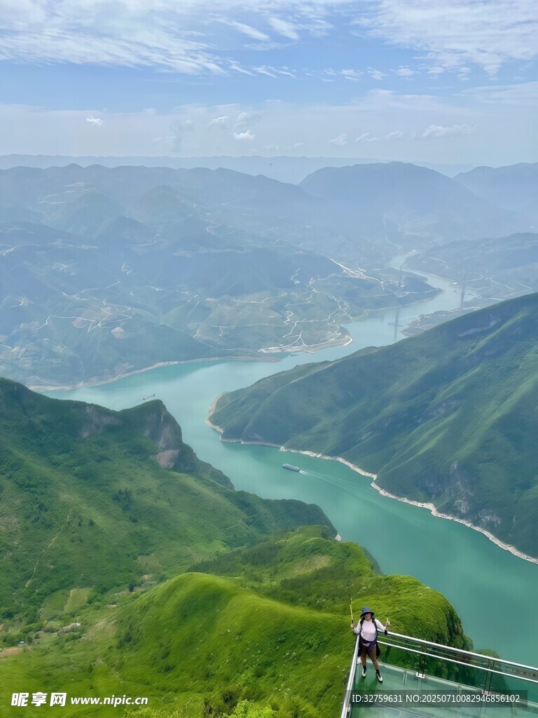 壮丽山河间的蜿蜒碧水