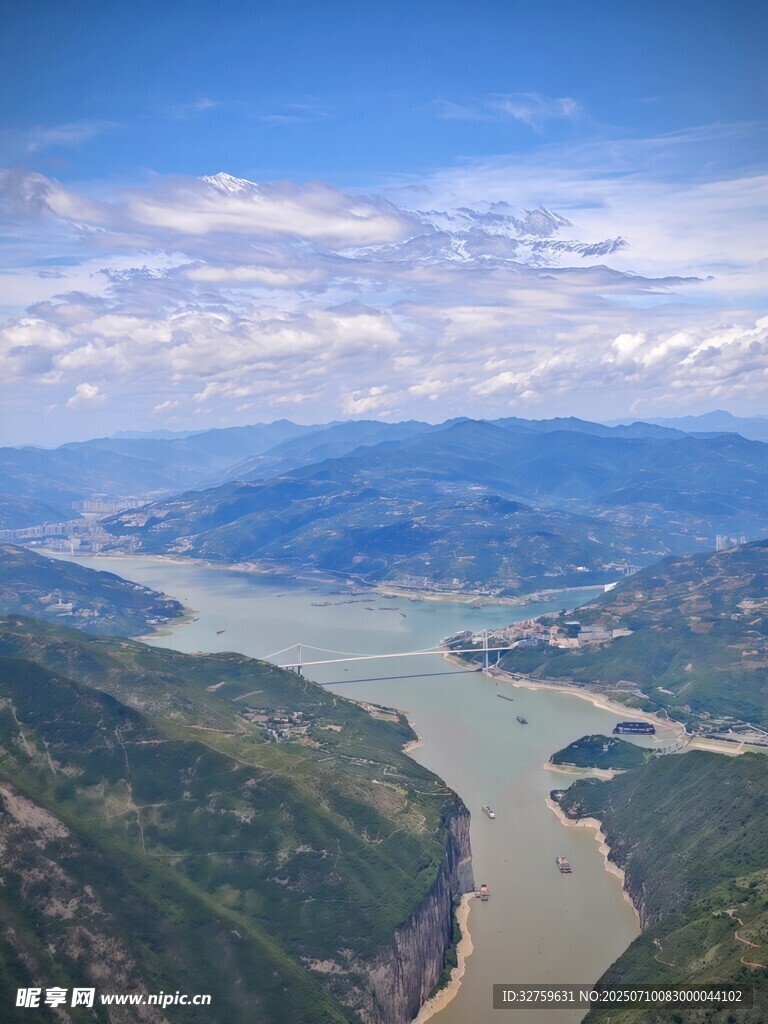 壮丽山河间的蜿蜒河流