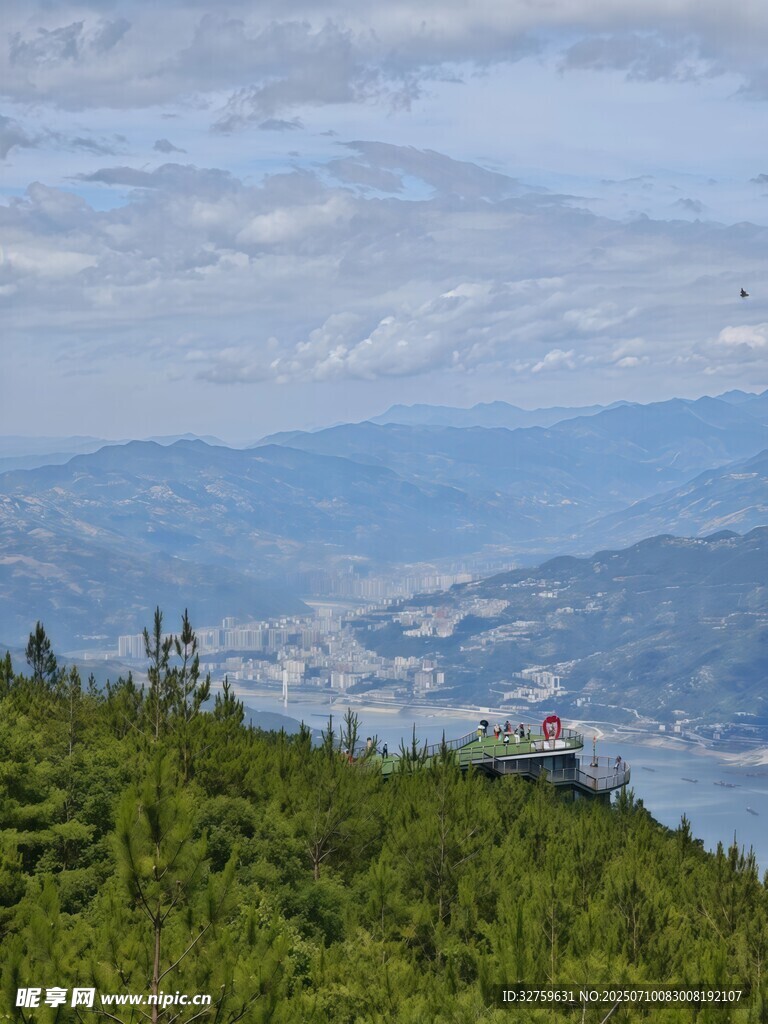 山巅绿意与远方山峦景色