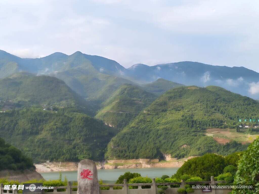 青山环绕的美丽景致