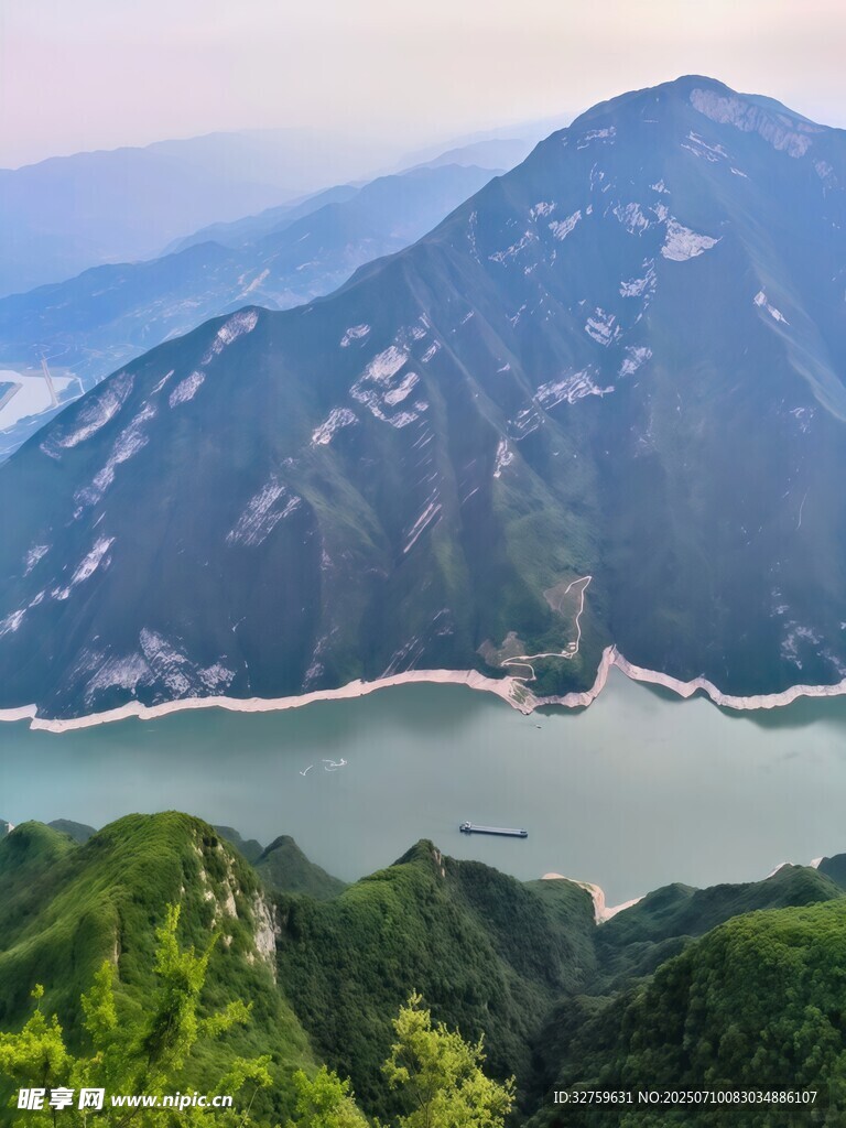 壮美山水间的秀丽湖景