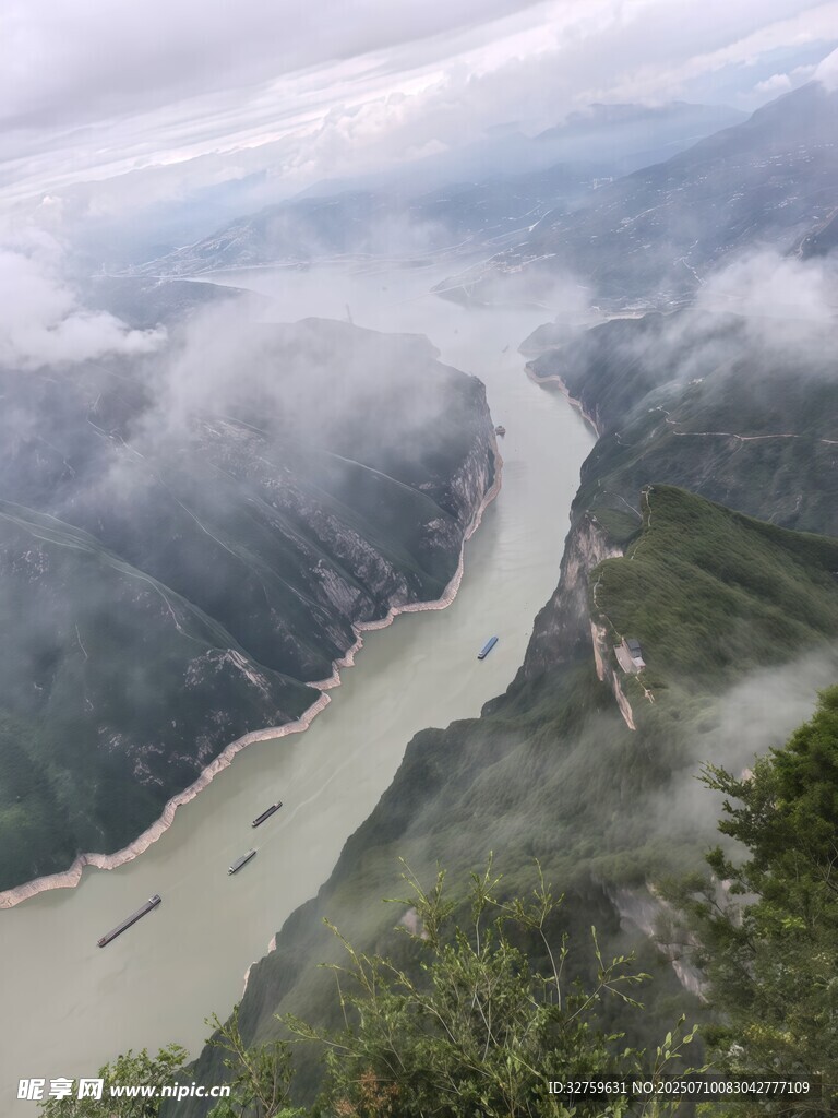 云雾缭绕的壮丽河谷景观