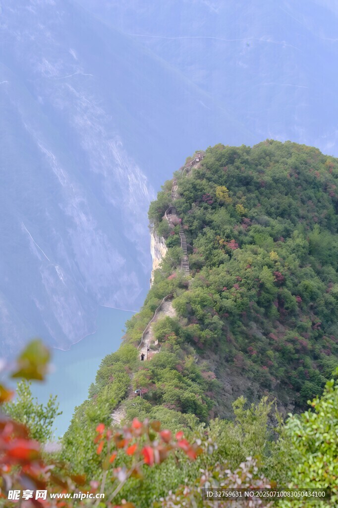 青山翠岭间的秀丽景致