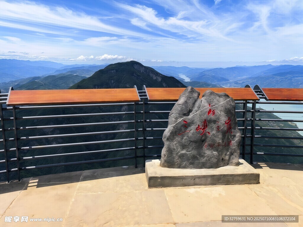 观景台巨石与远山美景