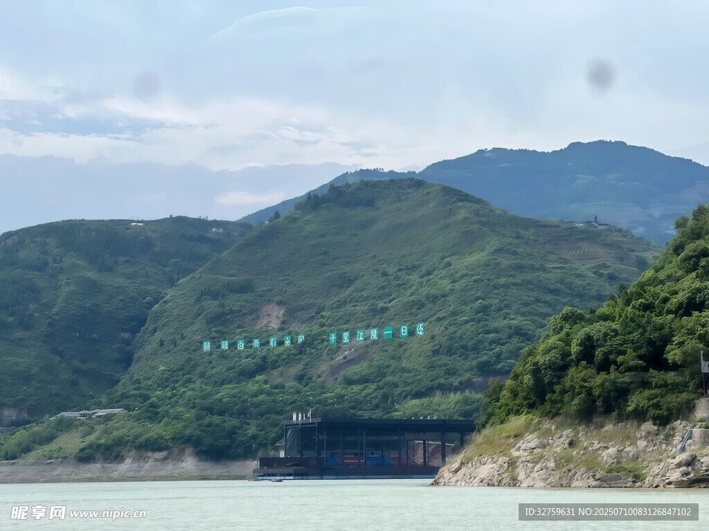 山水间的宏伟建筑