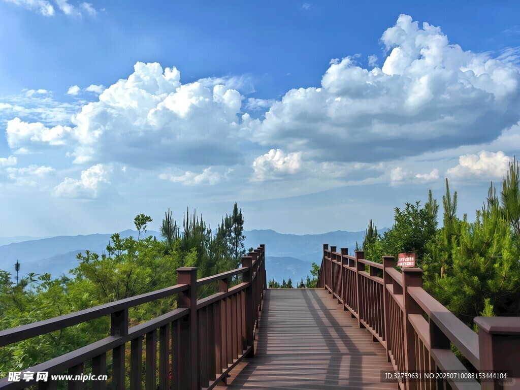 湖畔木栈道
