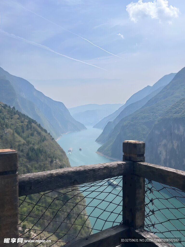 俯瞰壮丽山水景观