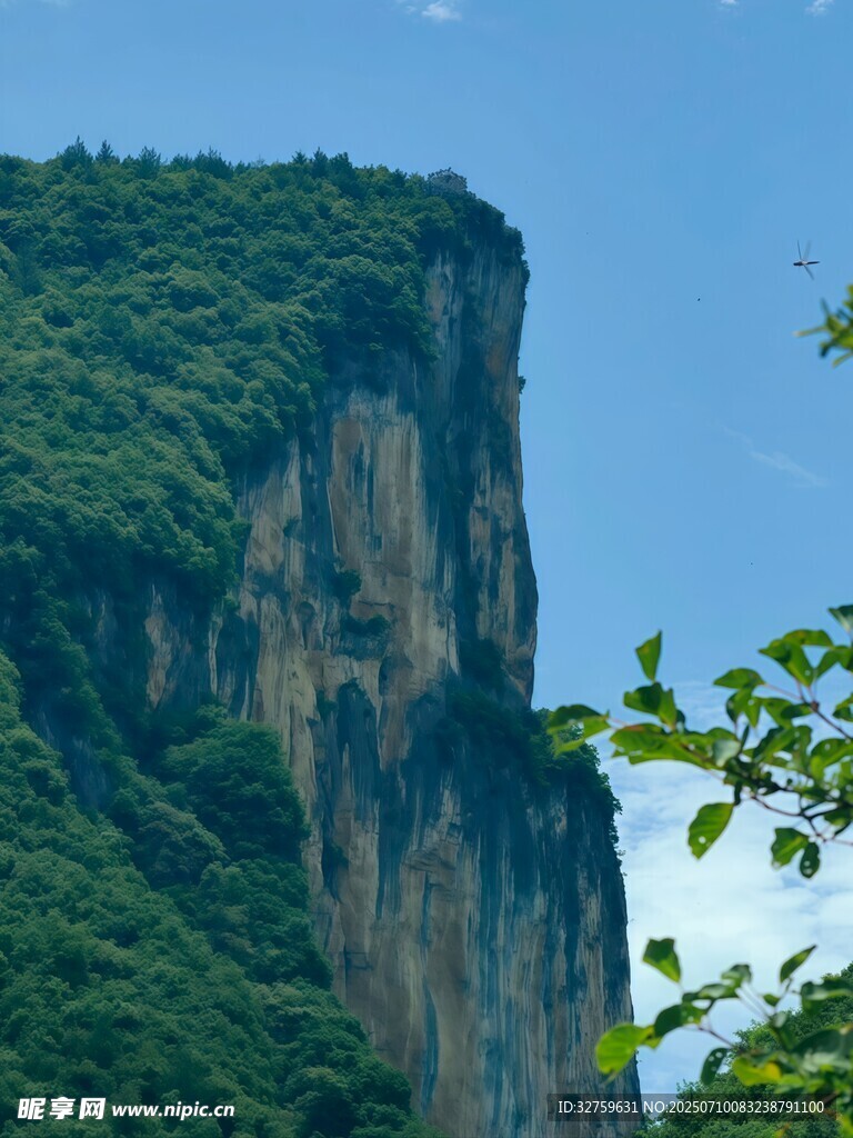 巍峨青山