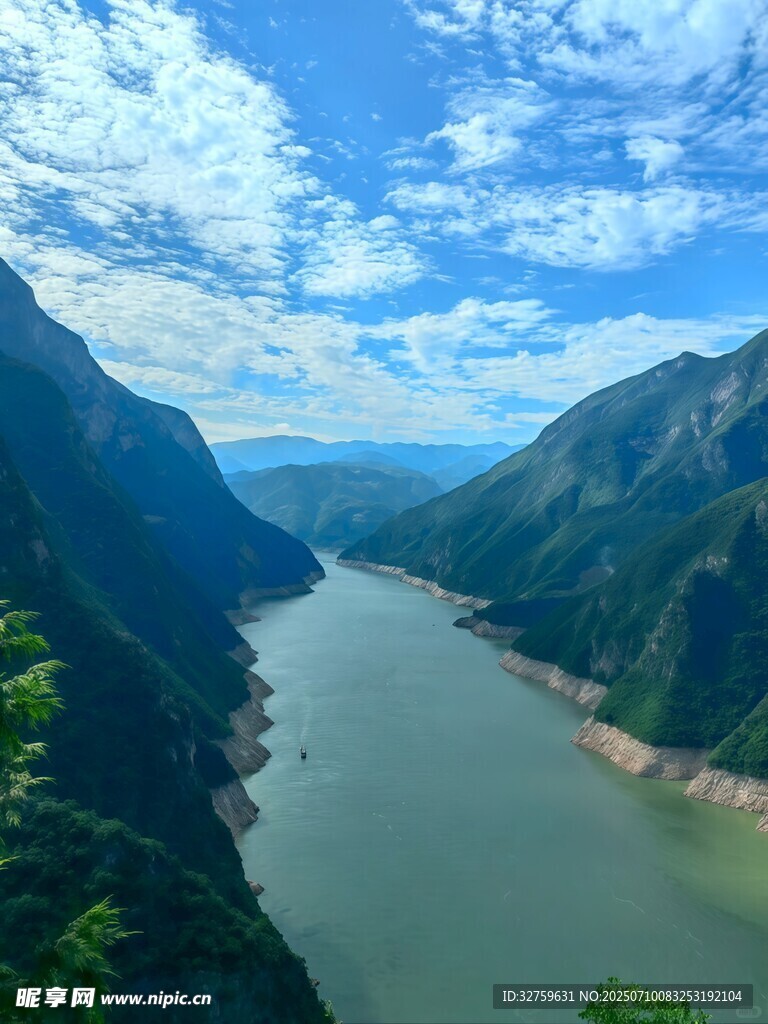 壮丽山河间的碧绿江水