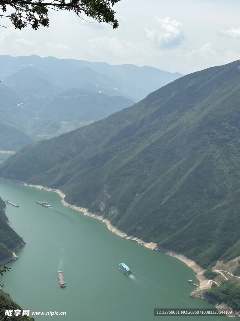 壮丽山河间的蜿蜒绿水