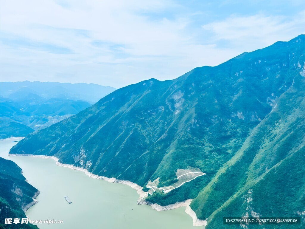 壮丽山河间的蜿蜒江水