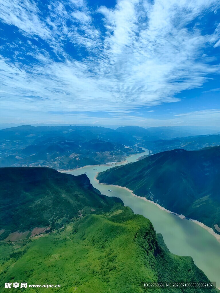 壮丽山河间的蜿蜒河流