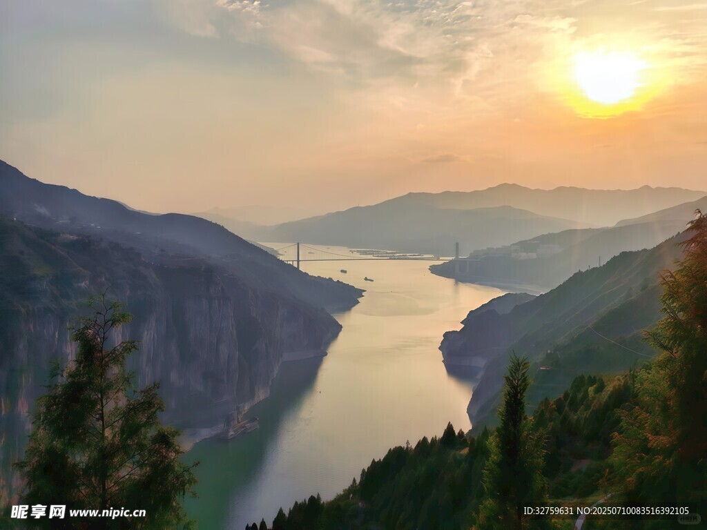 夕阳下壮丽的山水景观