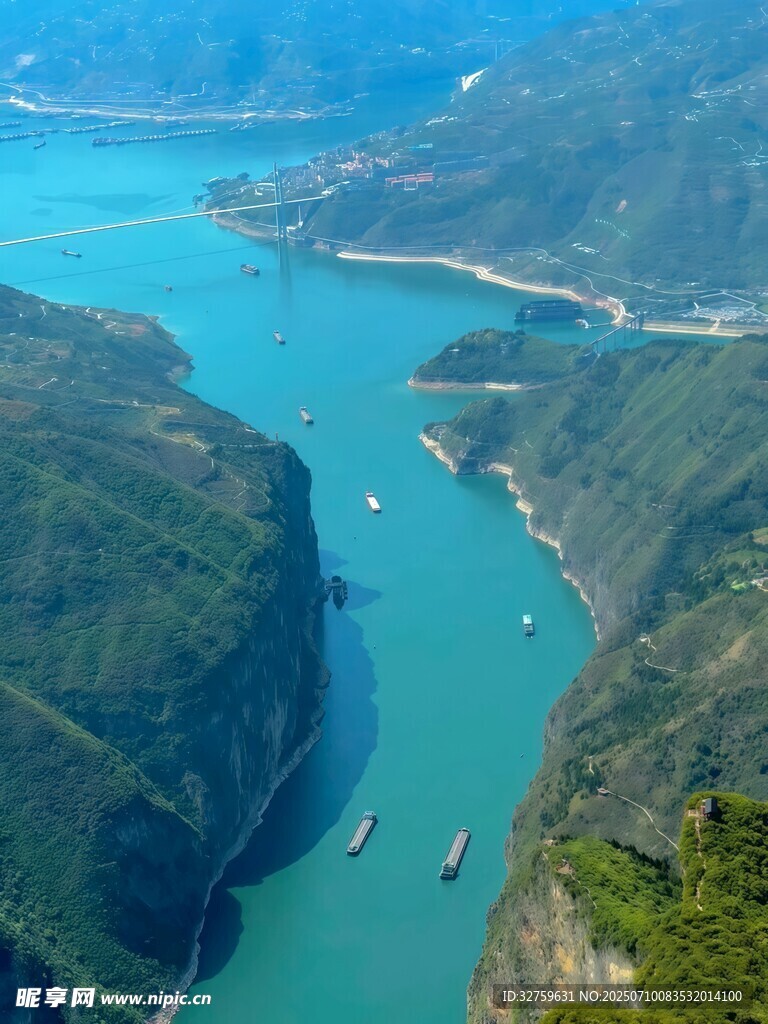 壮丽山河间的蜿蜒碧水