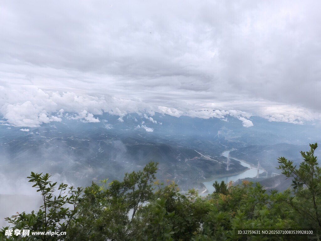 云雾缭绕的山间美景