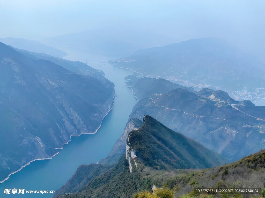 壮丽山河间的蜿蜒河流